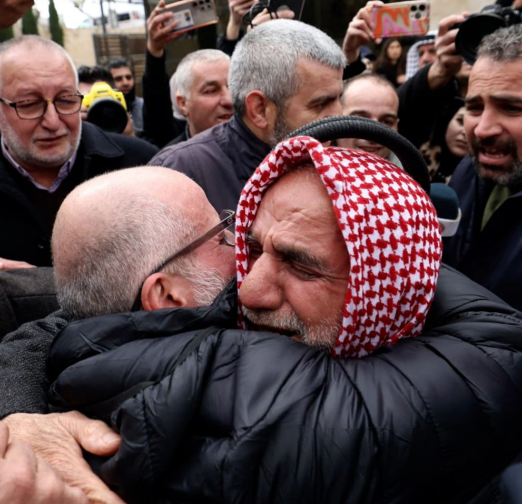 Des scènes émouvantes se déroulent alors que le premier groupe de Palestiniens libérés arrive à Ramallah dans le cadre du cessez-le-feu en cours à Gaza.