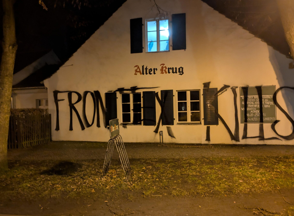 Berlin : La CDU, Frontex et la police se réunissent ? Une attaque à la peinture leur répond.