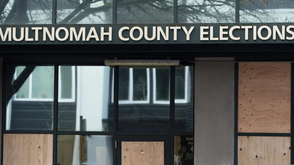 Portland : le bureau électoral redécoré à coups de pavés