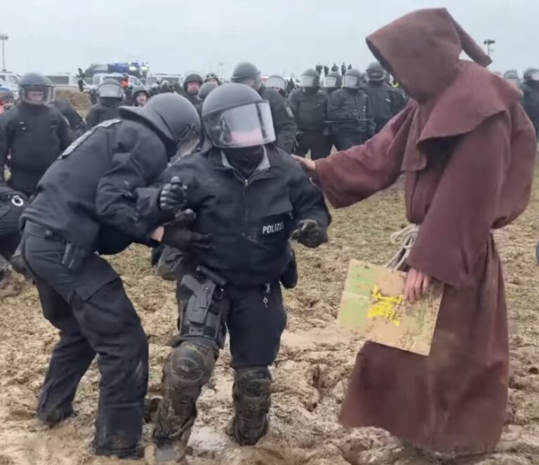 Le  » moine de Lützerath  » condamné à 4 200 euros d&rsquo;amende pour avoir aidé un un flic à tomber