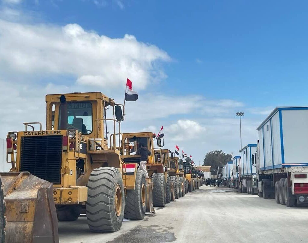 Israël a cédé aux exigences du Hamas et autorise l&rsquo;entrée à Gaza des quantité lourds. Lesedias égyptien ont publié les photo de longue fil de camion se dirigeant vers la frontière.