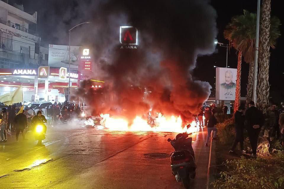 Des Libanais·es ont bloqué la route de l&rsquo;aéroport de Beyrouth en cramant des pneus pour protester contre le gouvernement, qui a forcé un avion iranien transportant des passagers libanais à rebrousser chemin vers Téhéran.