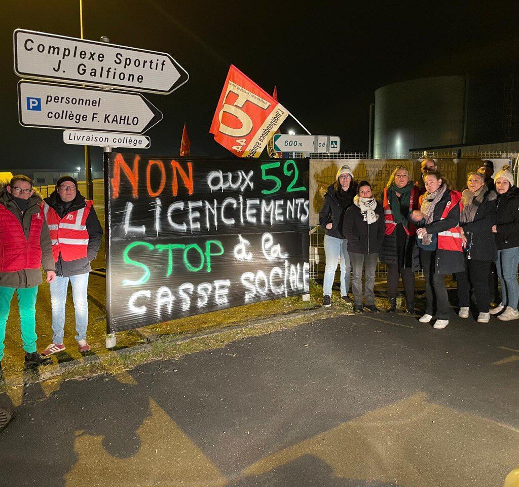 Grève à Aplix (textile), à Pontchâteau (Loire-Atlantique), contre la fermeture de l’entreprise (52 licenciements).