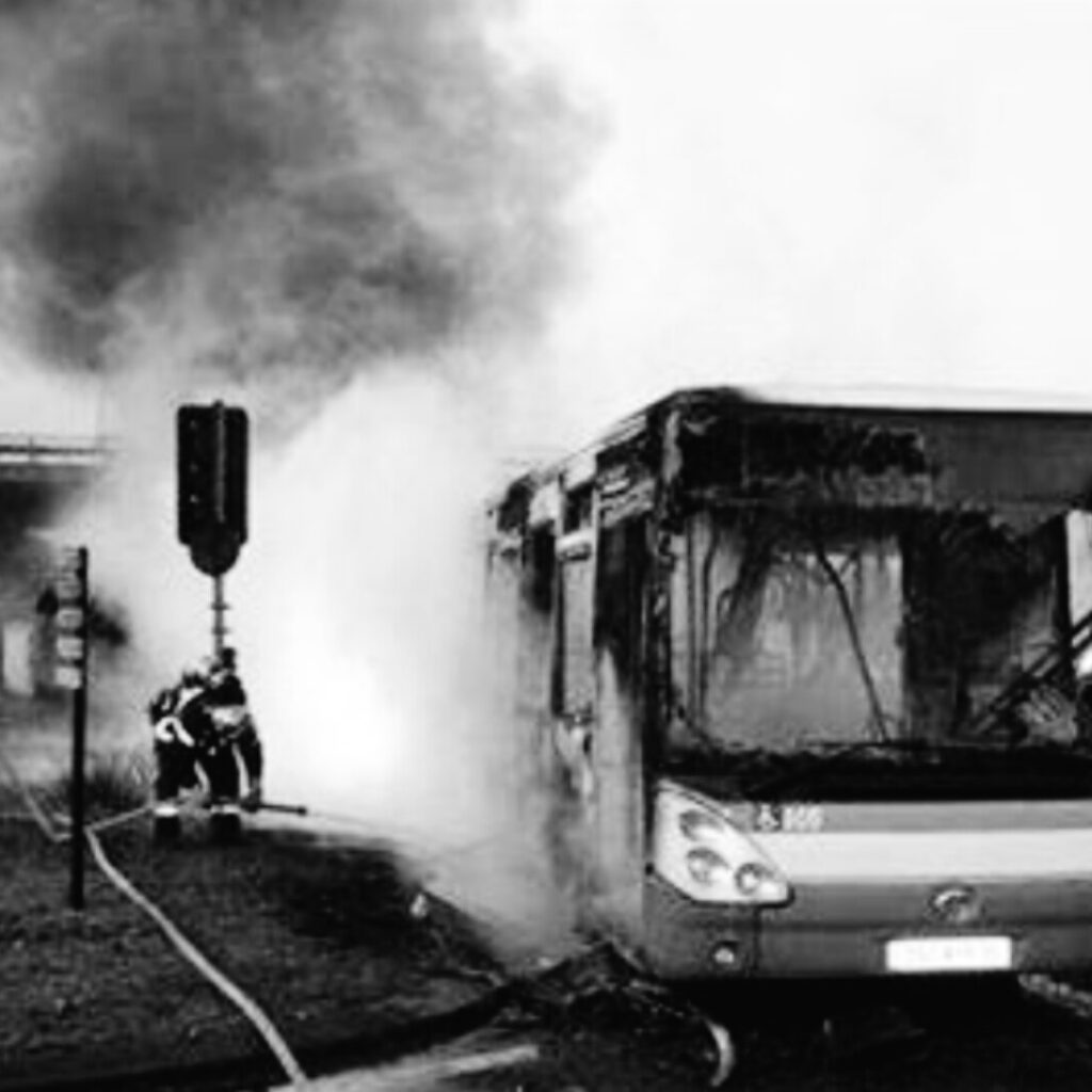 Anarchistes en action : pneus crevés, vitres explosées et bus en feu