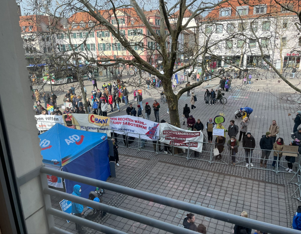 Le stand d&rsquo;information de l&rsquo;AfD est entouré d&rsquo;Antifa a la veille des élections législatives allemand dans le centre-ville d&rsquo;Erlangen.