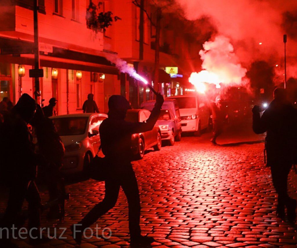 Berlin: Fusées et barricades dans le quartier de Friedrichschain en signe de rejet des partis allemands et de leur raison d’État.