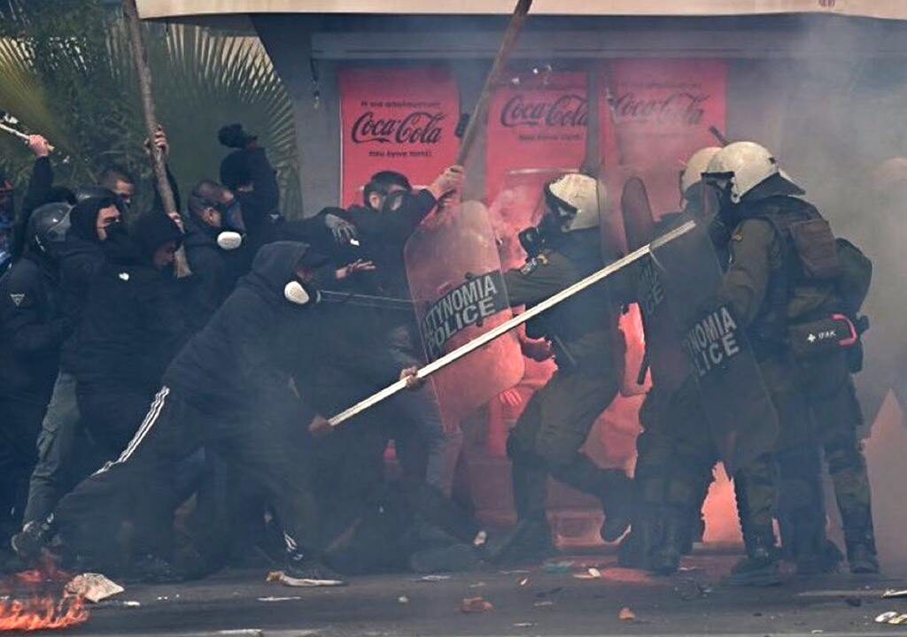 Affrontements intenses entre les manifestants de la grève nationale et la police anti-émeute à Athènes, en Grèce.
