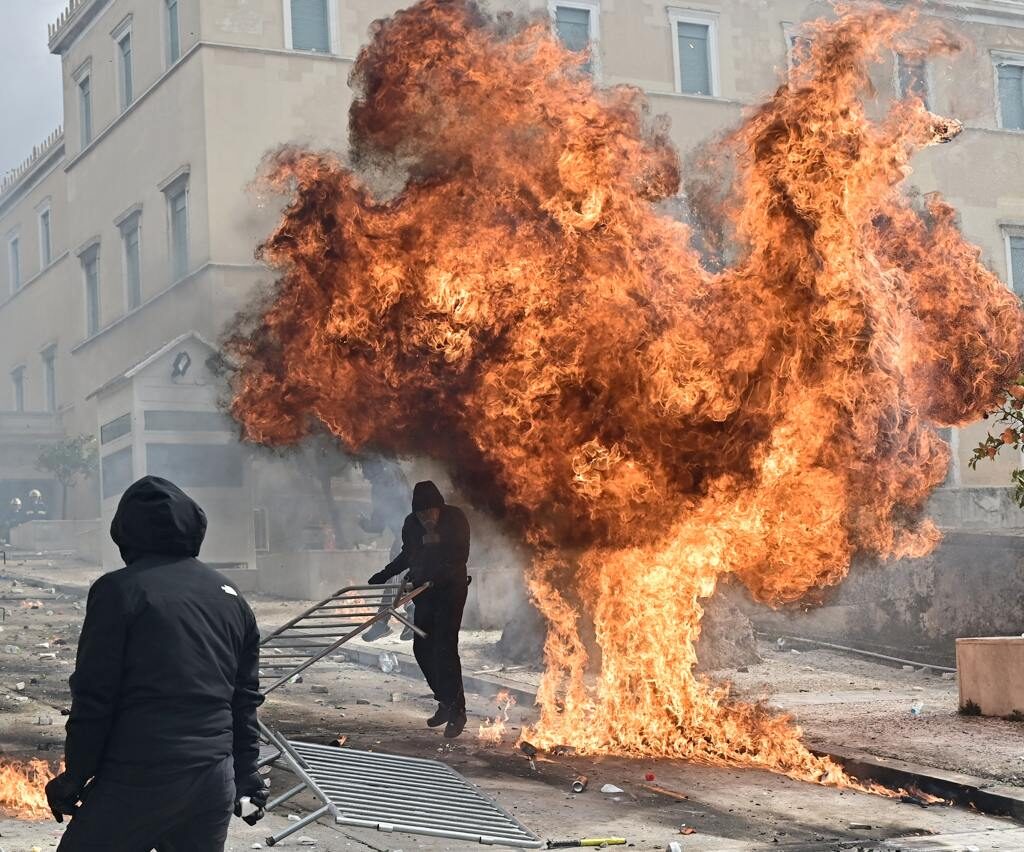 De violents affrontements se poursuivent pendant la grève nationale de 24 heures à Athènes, en Grèce. Des centaines de milliers de personnes envahissent les rues à travers le pays, paralysant des villes entières.