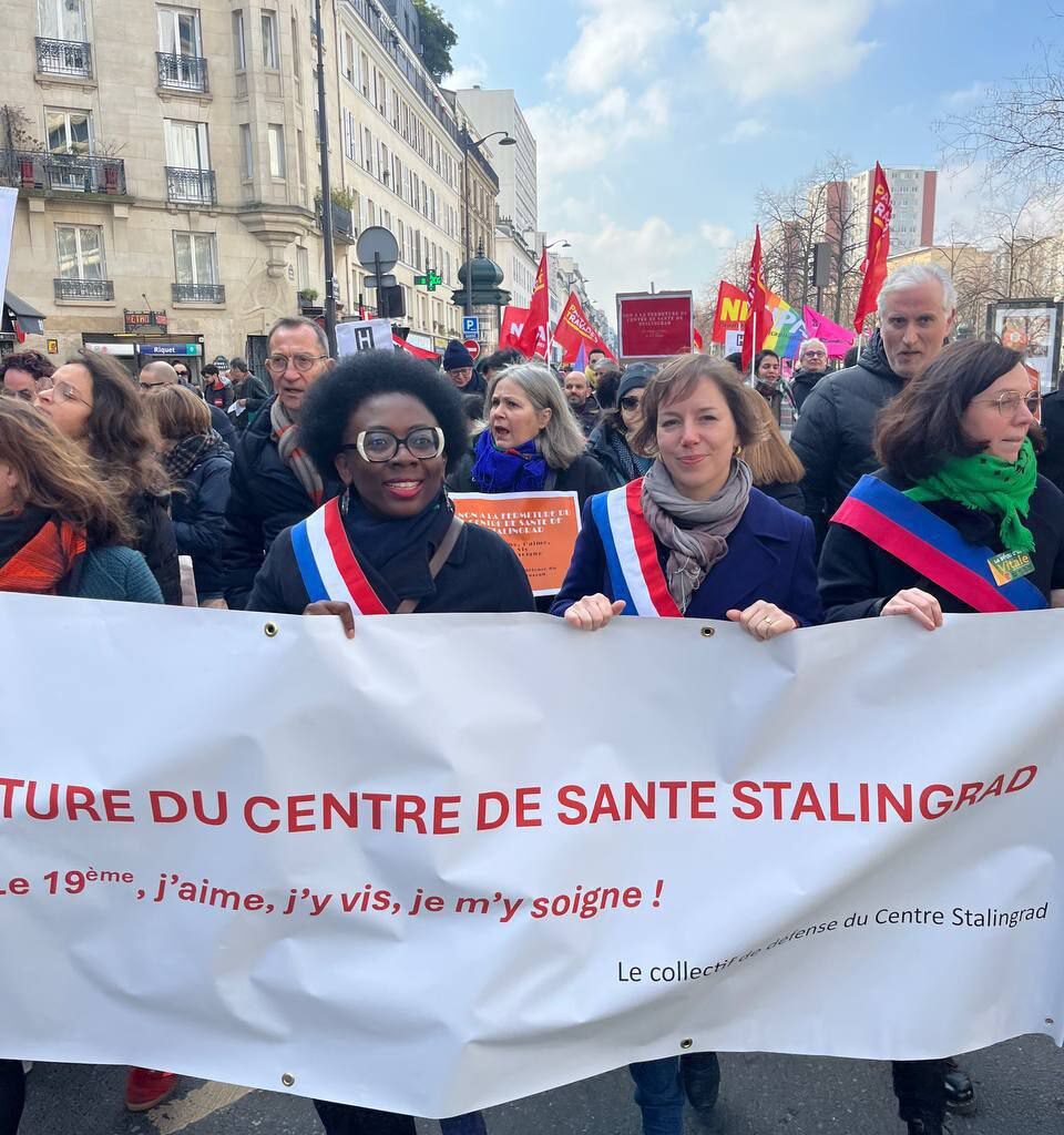 Paris : Plus de 500 habitants du 19eme arrondissement ont manifesté ce matin pour le maintien du centre de santé Stalingrad géré par la Sécurité Sociale à l’appel d’une vingtaine d’organisations syndicales, associatives , politiques et d’élus.