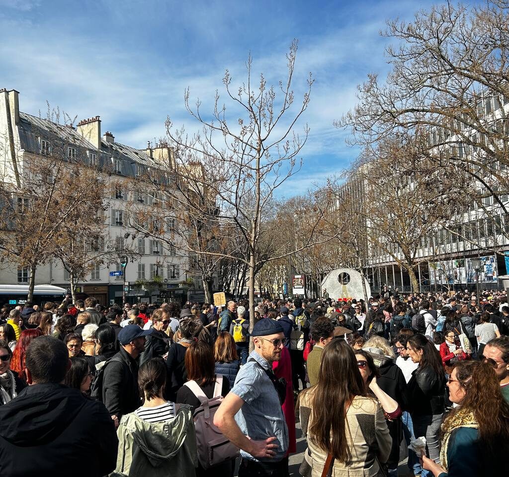 Ce 7 mars, 3 000 personnes étaient présentes au rassemblement « StandUp for Science » devant Jussieu à Paris et des milliers d&rsquo;autres ont manifesté partout en France.