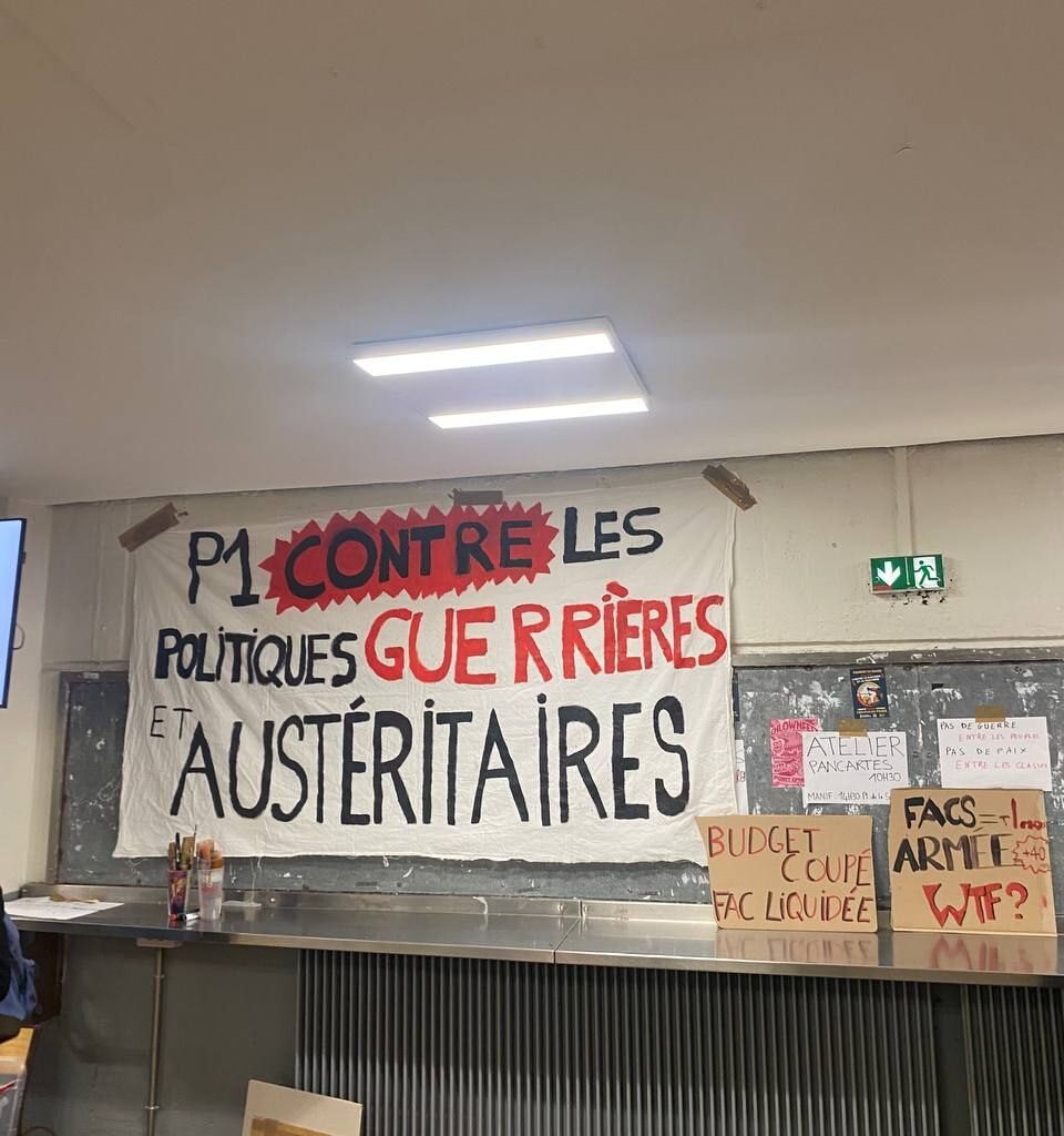 Blocage ce matin de Tolbiac, à Paris, contre les 13 millions de coupes budgétaires de la fac ! Plus de 30 villes mobilisées pour défendre l’université!