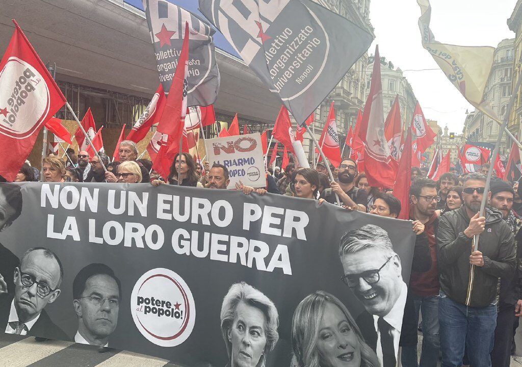 Rome: Des milliers de personnes a la manifestation contre le réarmement de l’Europe.