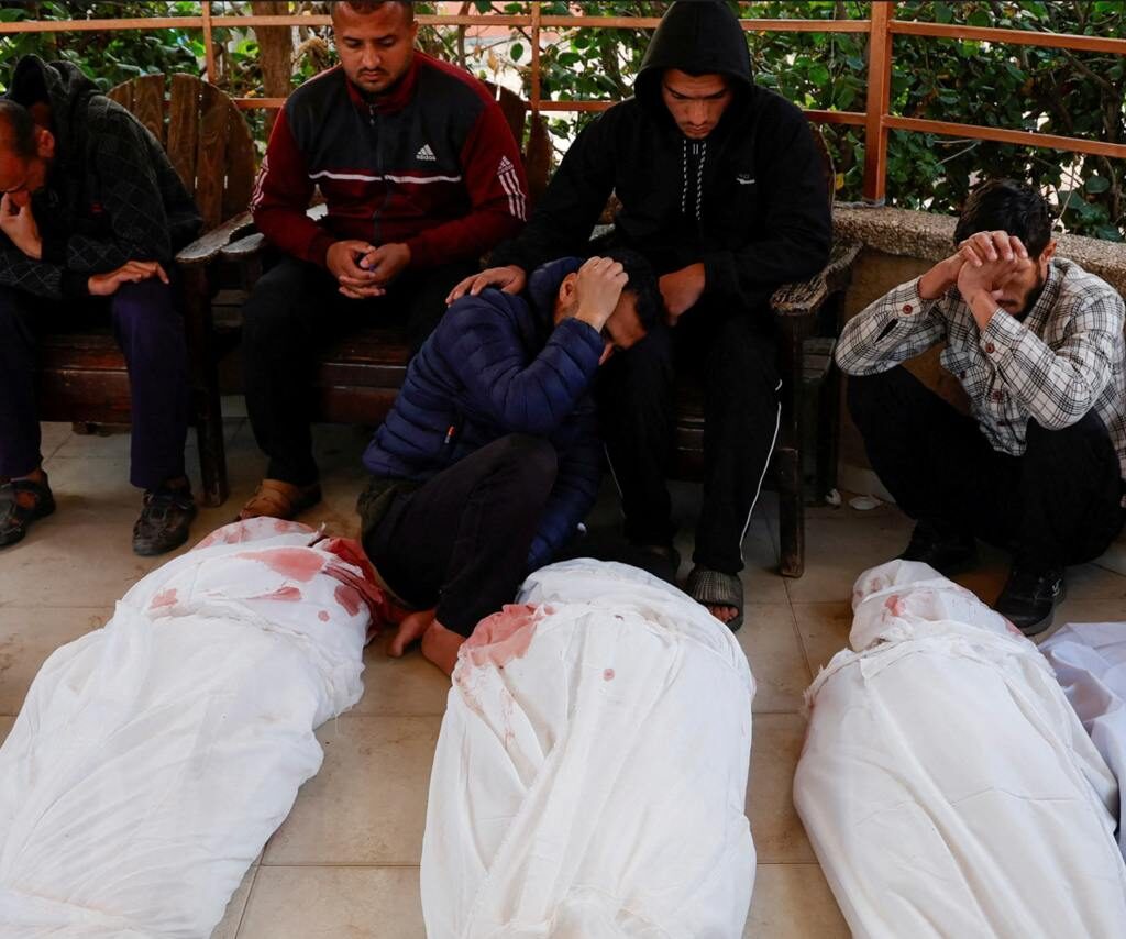 Au moins 326 Palestiniens ont été tués lors de frappes aériennes israéliennes dans la bande de Gaza assiégée, selon le ministère de la Santé. Le bilan devrait s&rsquo;alourdir, car de nombreuses personnes sont encore coincées sous les décombres.