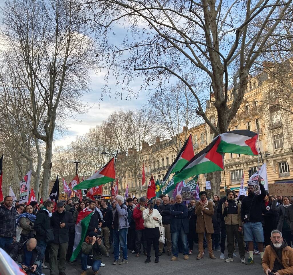 De nombreux rassemblement ont eu lieu en France en soutien à la Palestine violemment et traîtreusement attaquer hier soir par Israël