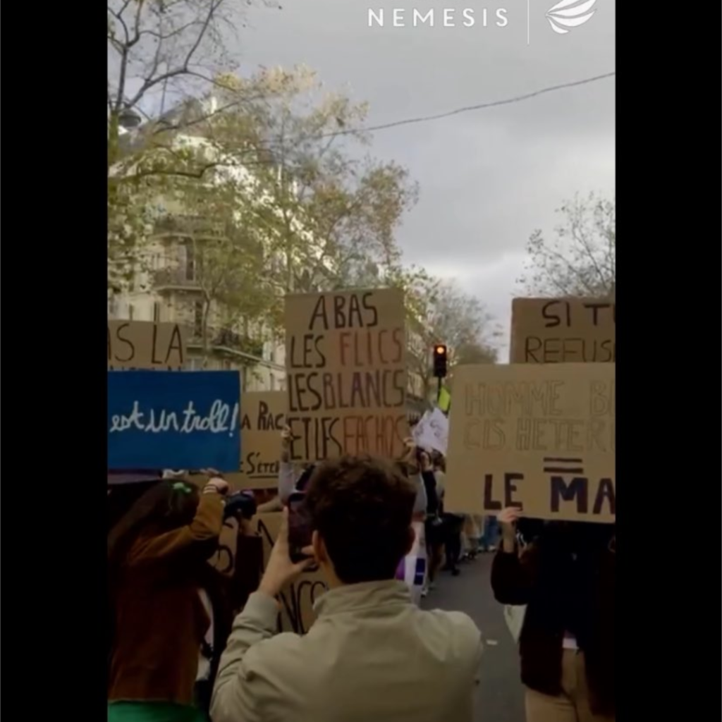 Les racistes de Twitter publient tous cette photo d&rsquo;une pancarte des racistes de Némésis comme si c&rsquo;était la marche contre le racisme d&rsquo;aujourd&rsquo;hui.