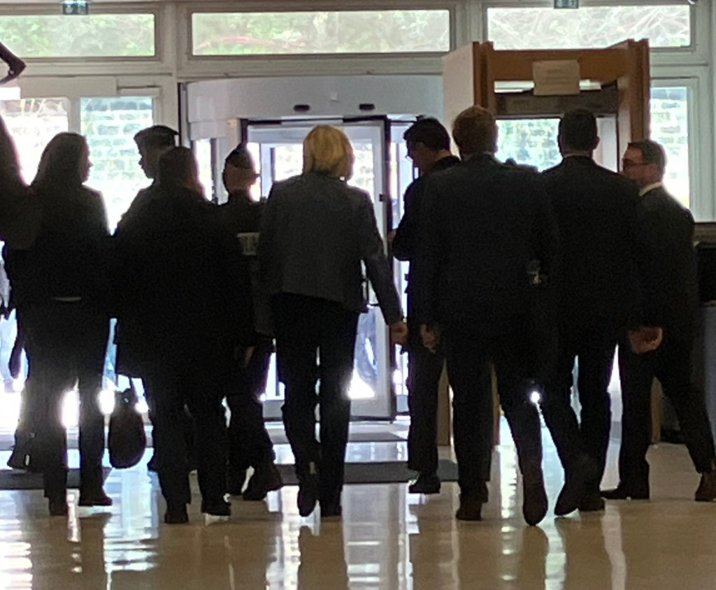 Le seum ! Marine le Pen et sa garde rapprochée quittent le tribunal avant l&rsquo;annonce finale des condamnations.