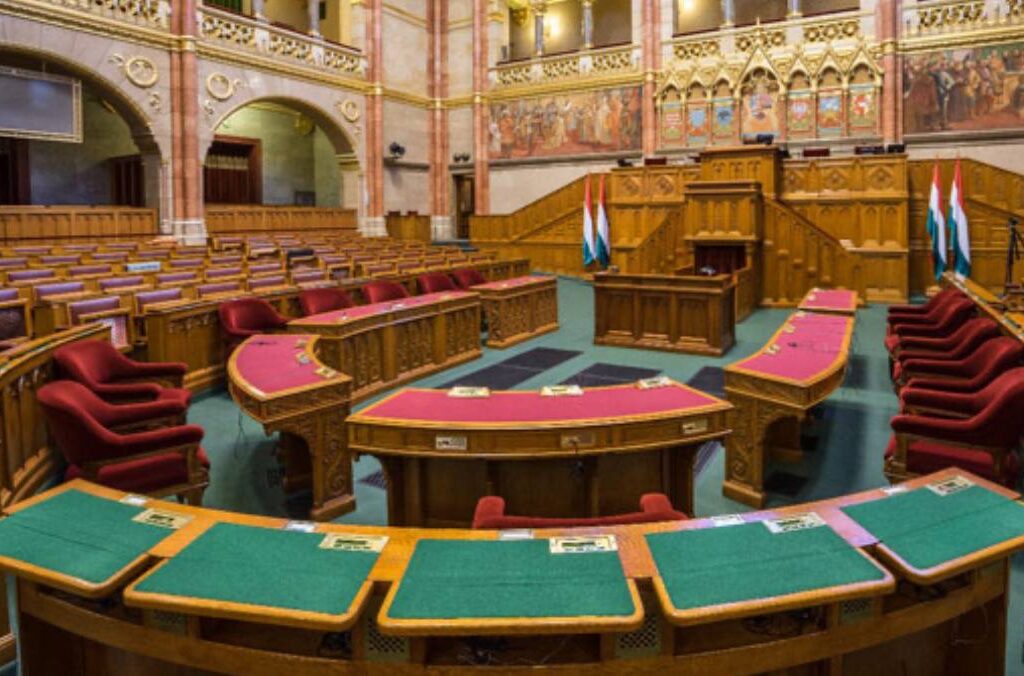 Le Parlement hongrois a voté en faveur du retrait de la Cour Pénale Internationale, invoquant sa  » perte d&rsquo;impartialité et de crédibilité « .