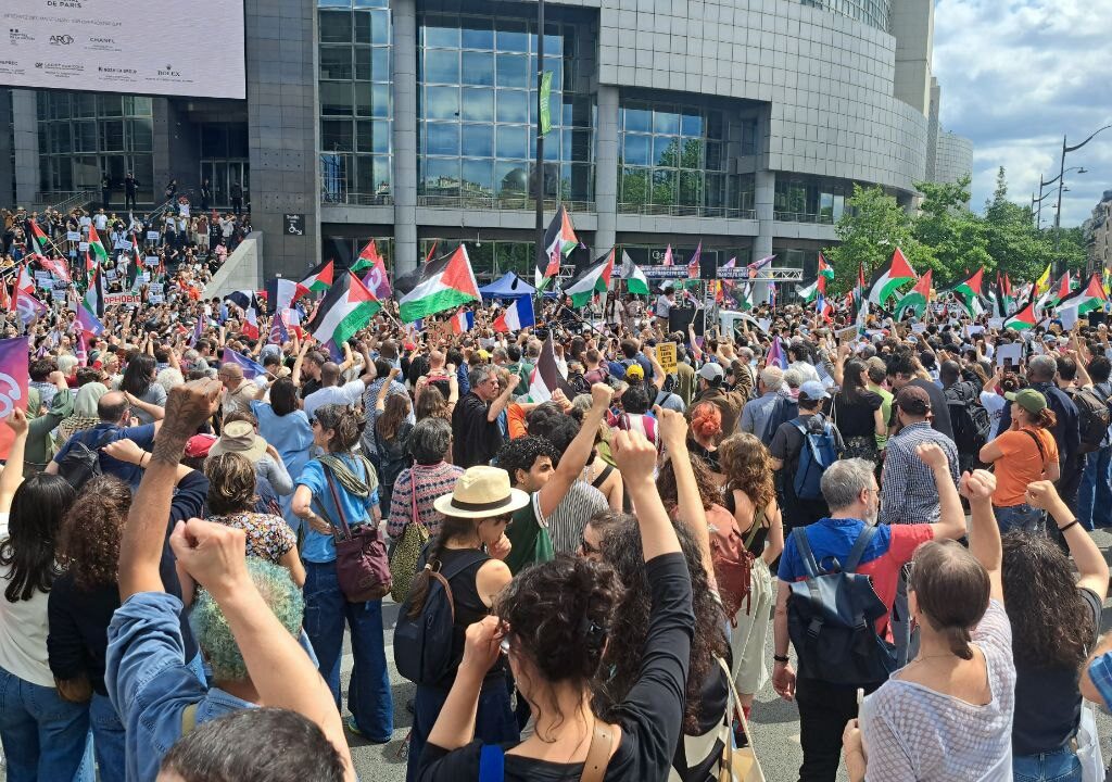 De plus en plus de monde place de la Bastille à Paris, contre le racisme.
