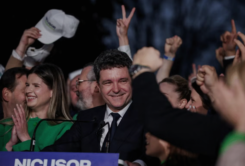 Présidentielle en Roumanie : le candidat pro-européen Nicusor Dan devance son rival nationaliste, George Simion, qui dénonce des fraudes