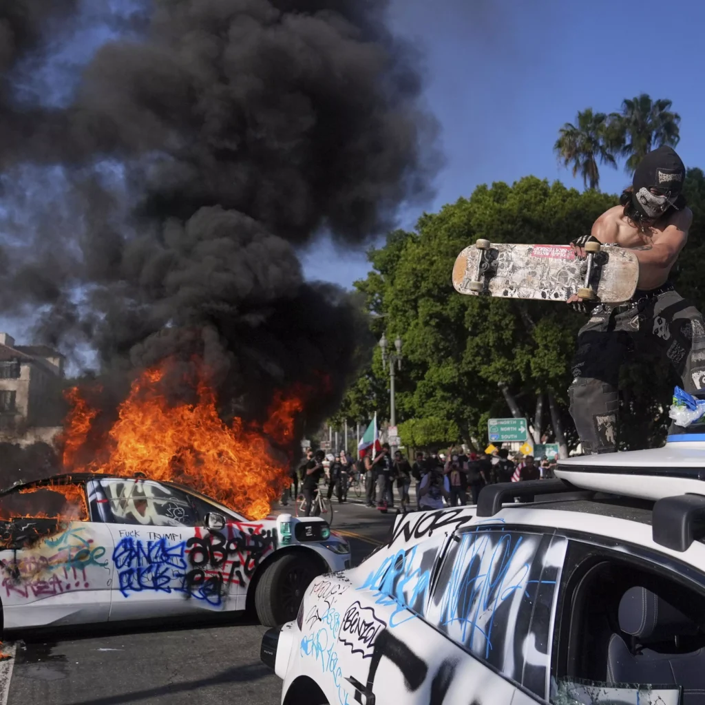 Les tensions à Los Angeles se sont intensifiées dimanche lorsque des milliers de manifestants sont descendus dans les rues en réaction au déploiement exceptionnel de la Garde nationale par Trump.