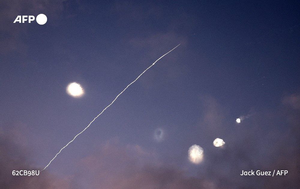 L&rsquo;armée israélienne a annoncé samedi viser « des dizaines » de lanceurs de missiles sol-sol, après avoir mené des frappes nocturnes contre des défenses aériennes près de Téhéran.