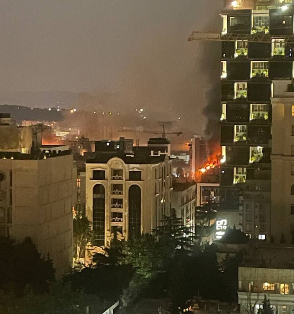 Les frappes de ce soir de l&rsquo;armée de l&rsquo;air israélienne sur la capitale iranienne, Téhéran, auraient visé le siège du ministère iranien de la Défense, ainsi qu&rsquo;un certain nombre de hauts responsables militaires non encore nommés, l&rsquo;opération impliquant des dizaines d&rsquo;avions de chasse qui ont survolé directement Téhéran.