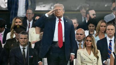 USA, 14 juin: Alors que 10000 pauvres hères assisté sans le moindre enthousiasme à la parade militaire de Trump, 5 millions d&rsquo;américains luttait contre trump dans les 2100 manifestations organisées dans tous les pays.