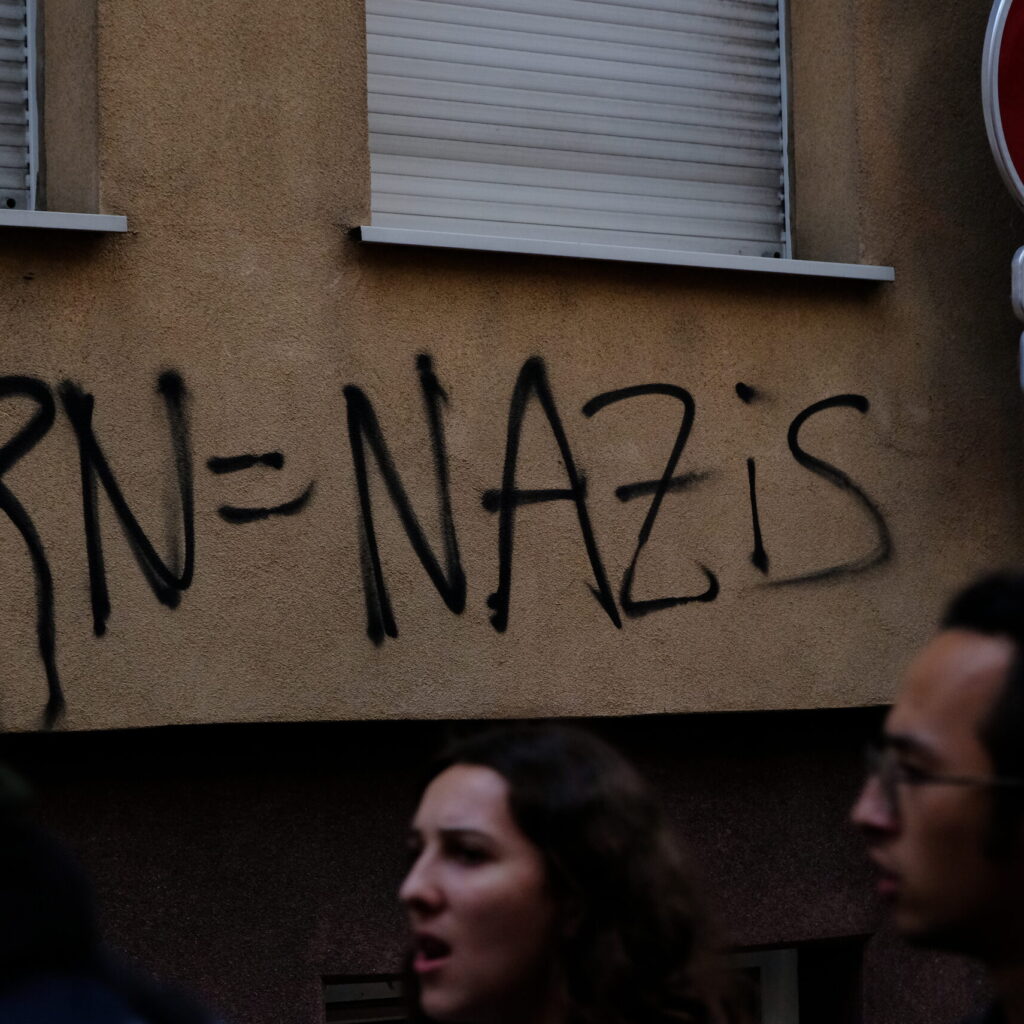 54 % des sympathisants du #RN se disent  » racistes  » et 51 % se disent enclins à être d&rsquo;accord avec des préjugés antisémites.