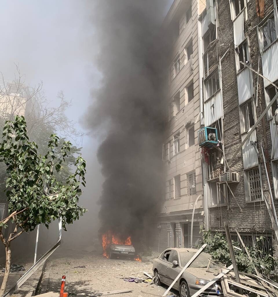 Frappes aériennes israéliennes à Téhéran, dans les régions de Valiasr et Niavaran. A Téhéran les explosions ont eu lieu spécifiquement dans la rue Taleghani