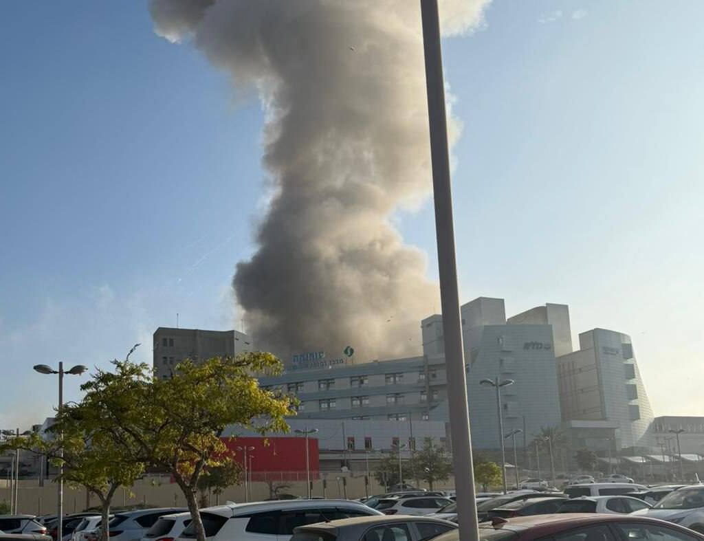 Des missiles iraniens ont frappé Tel Aviv, le Néguev et Haïfa, l&rsquo;un d&rsquo;eux touchant directement l&rsquo;hôpital militaire  » Soroka  » en représailles à l&rsquo;attaque israélienne contre l&rsquo;hôpital  » Farabi « .