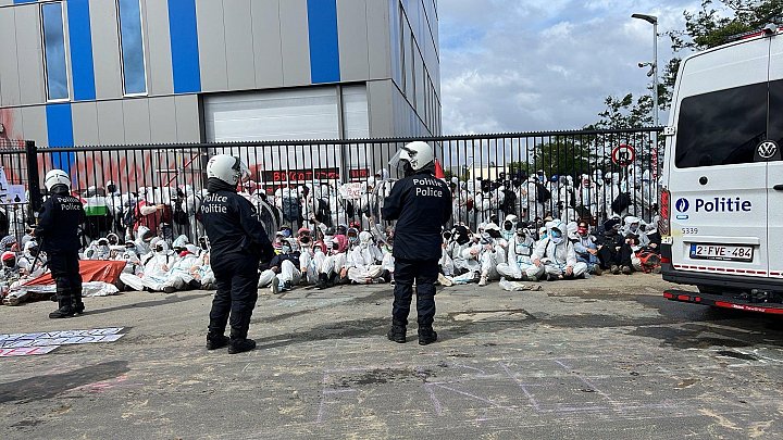 1 000 activistes de Stop Arming Israel bloquent et désarment des entreprises complices du génocide en Belgique