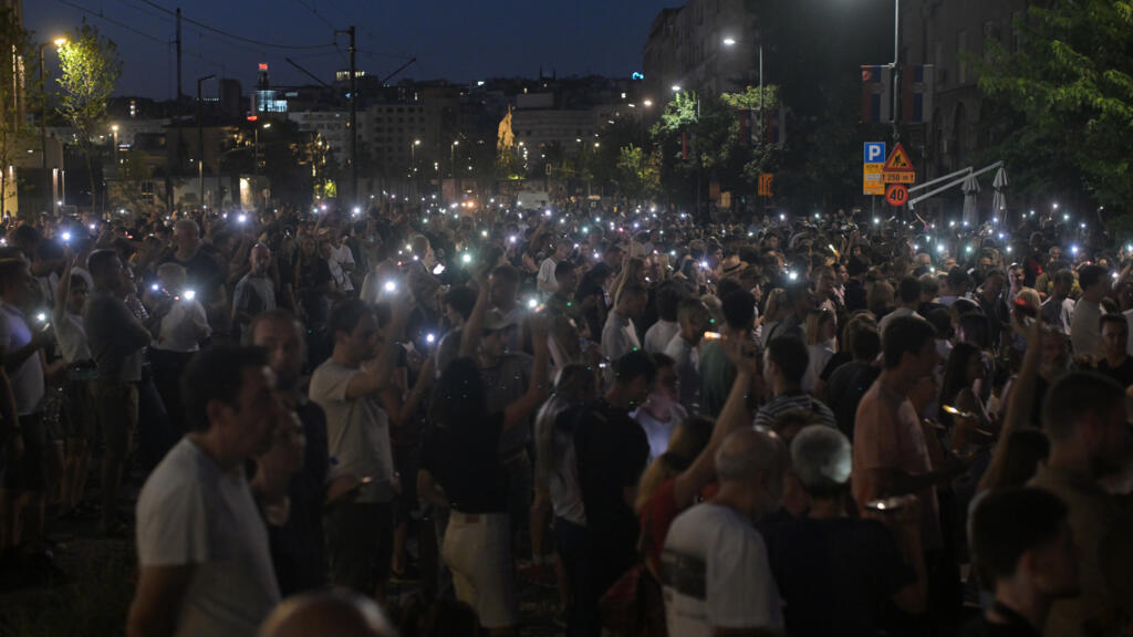 Deuxième nuit de manifestations en Serbie, des barricades érigées à Belgrade